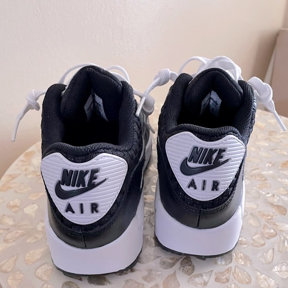 NWOT NIKE AIRMAX BLACK/WHITE SZ 5Y - Picture 3 of 4